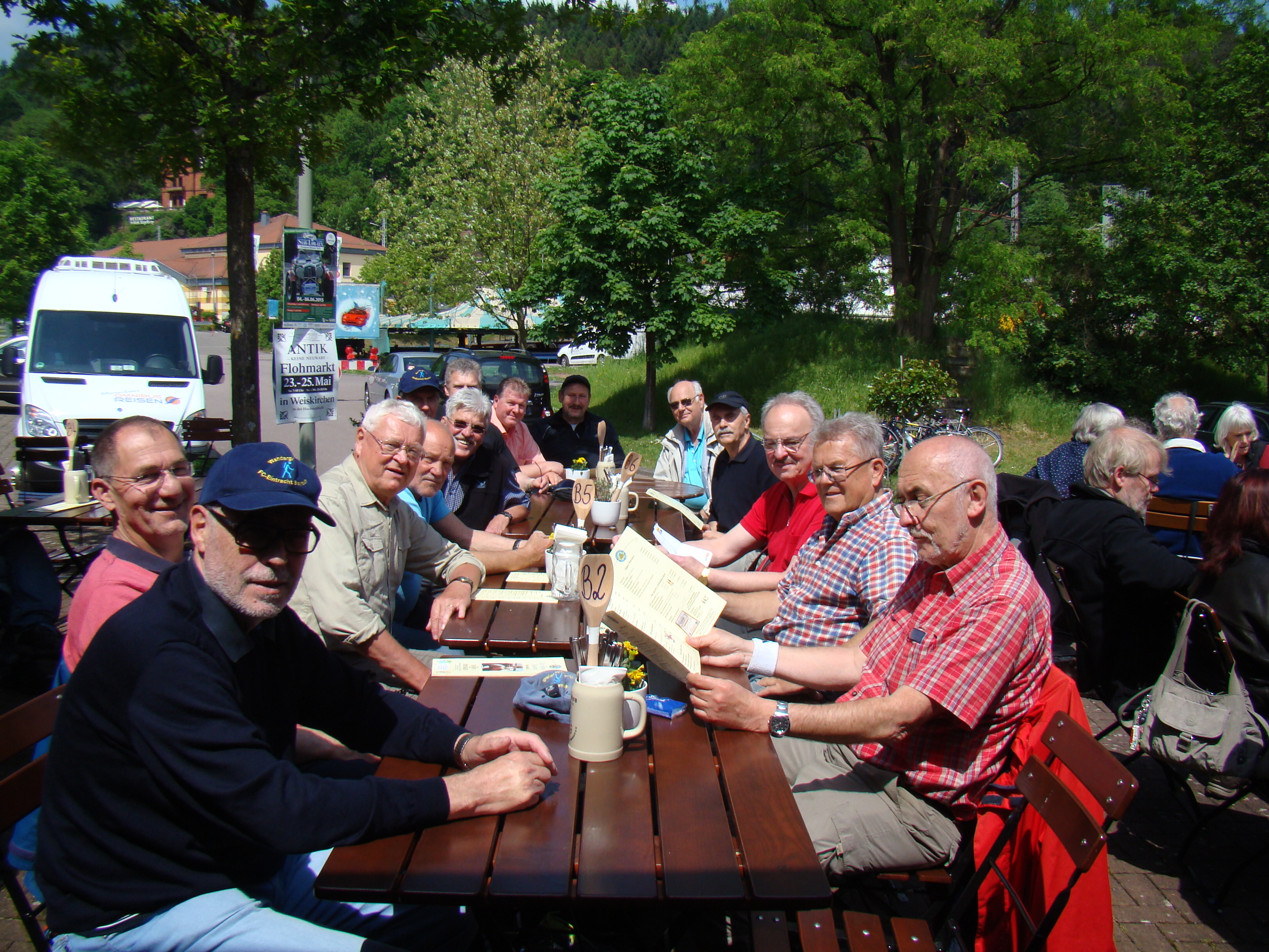 Rast der Wandergruppe im Saarland