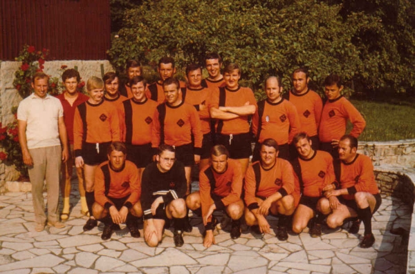 1973 die Keimzelle - noch das Zeichen des 1.FC Bayreuth auf der Brust; aber bereits in den neuen Farben des knftigen FC Eintracht Bayreuth