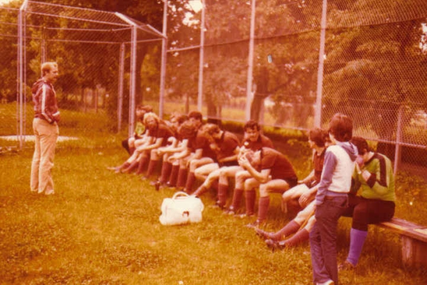 Halbzeit-Besprechung am Nebenplatz des Stdt. Stadions
