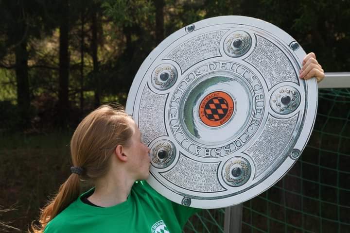 Die Damen in Feierlaune nach der Meisterschaft 2011