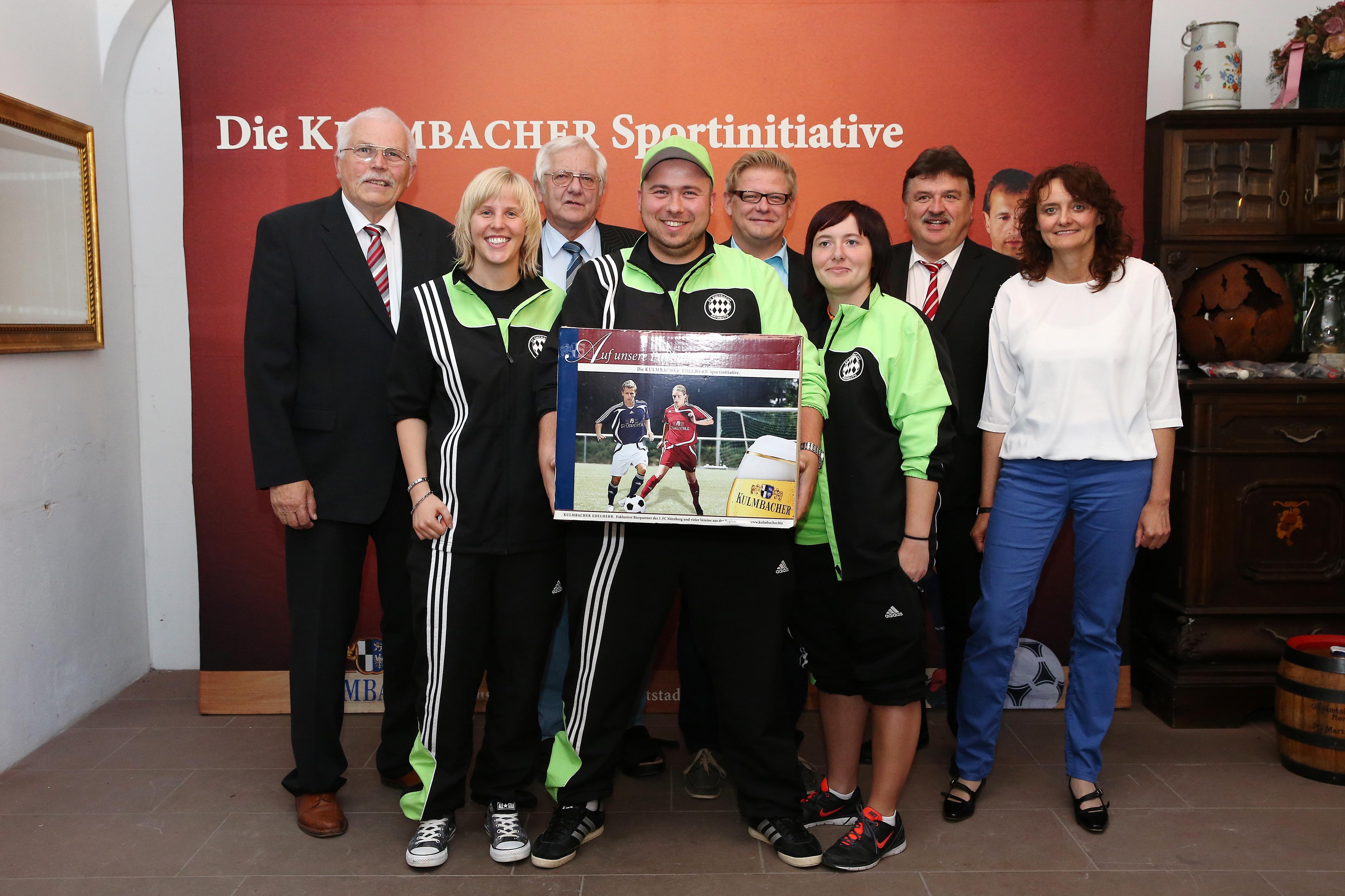 Die Damenmannschaft bei der Uebergabe des neuen Trikotsatzes