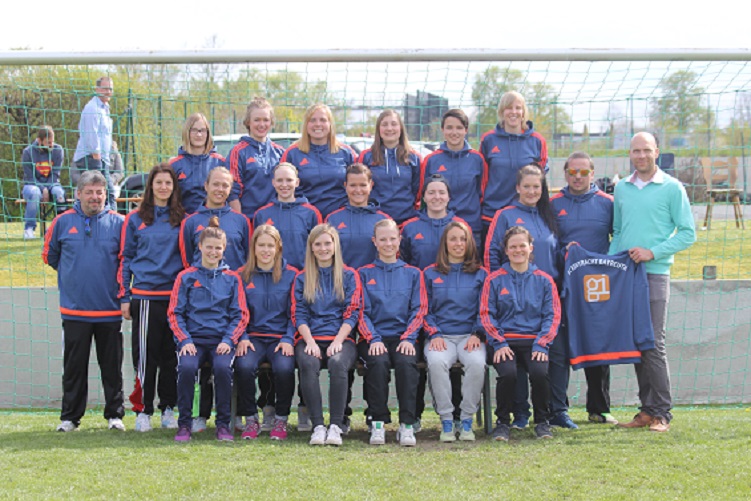 Die Eintracht-Damen in den neuen Adidas-Hoodies