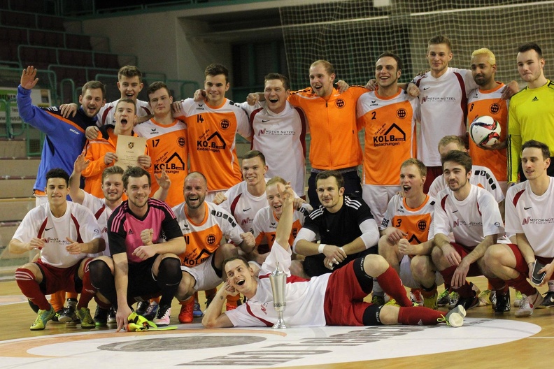Beide Finalisten nach der Siegerehrung der Hallenfußball-Stadtmeisterschaft 2017
