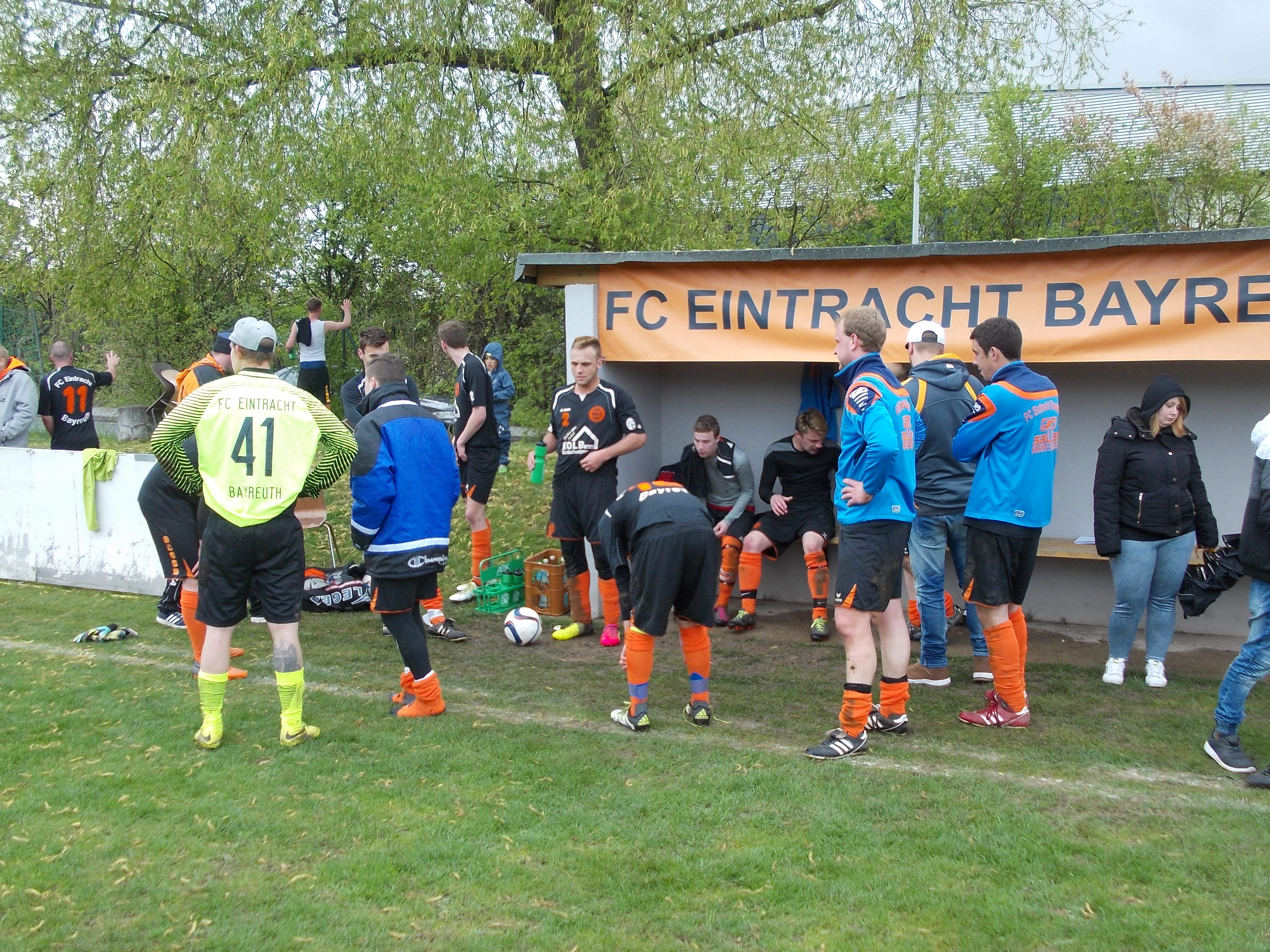 Jubel der Herrenmannschaft nach dem Sieg gegen den SV Heinersreuth