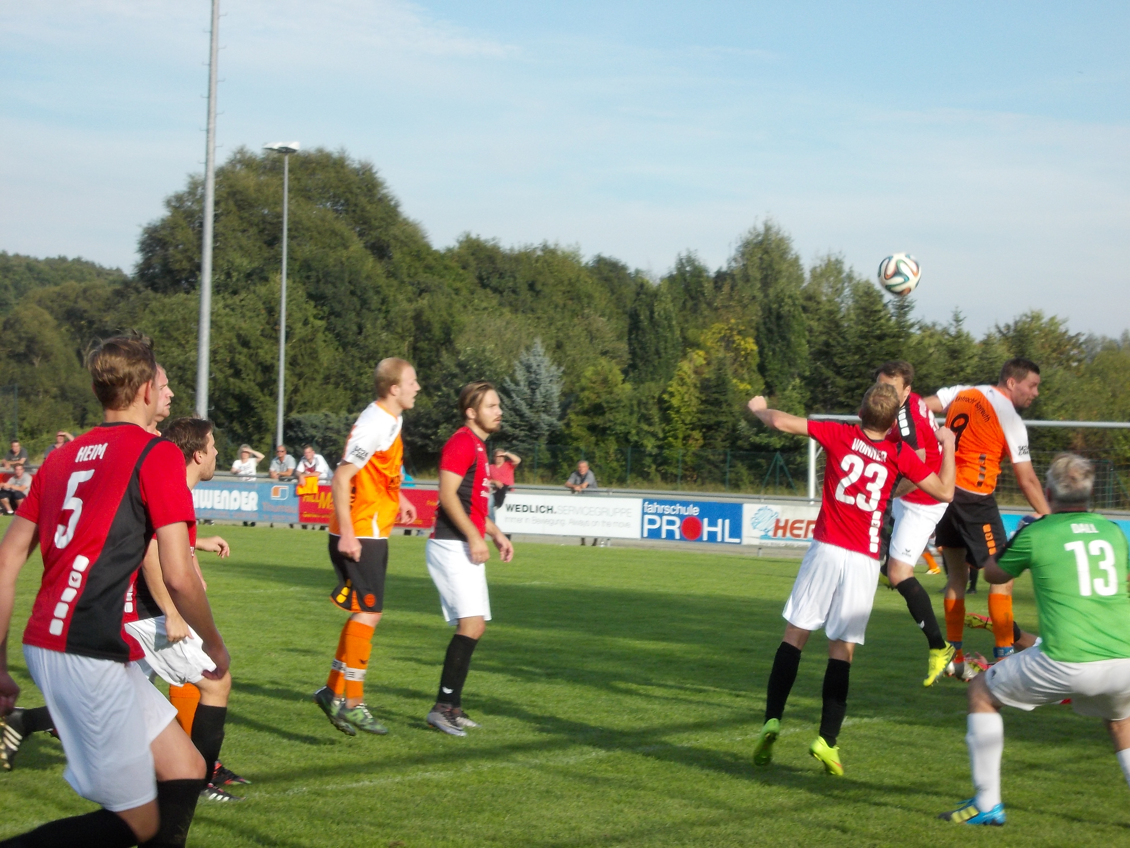 Beide Mannschaften mit den Einlaufkindern beim Eröffnungsspiel in Himmelkron