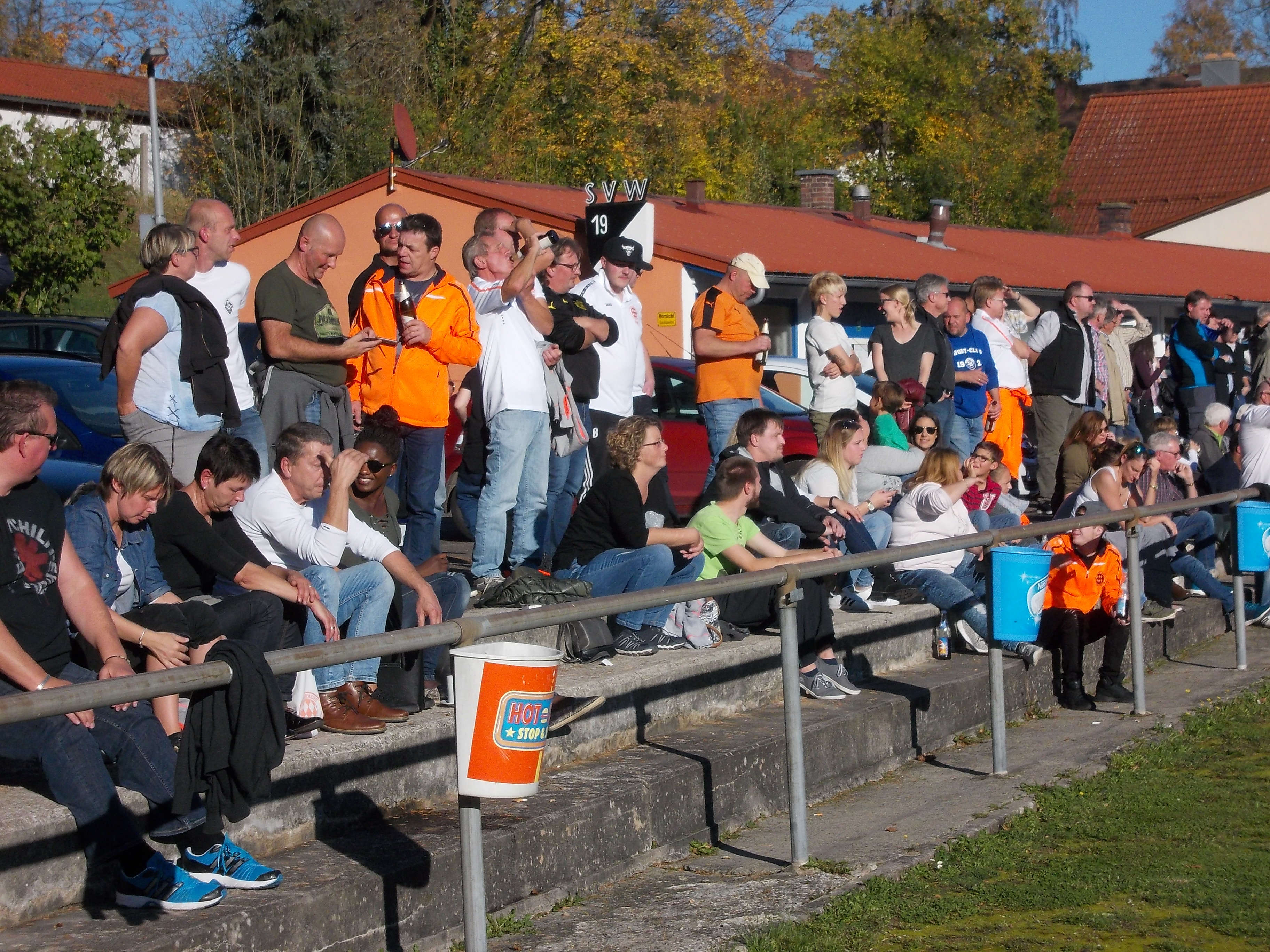 Spielszene aus dem Auswaertsspiel beim SV Weidenberg