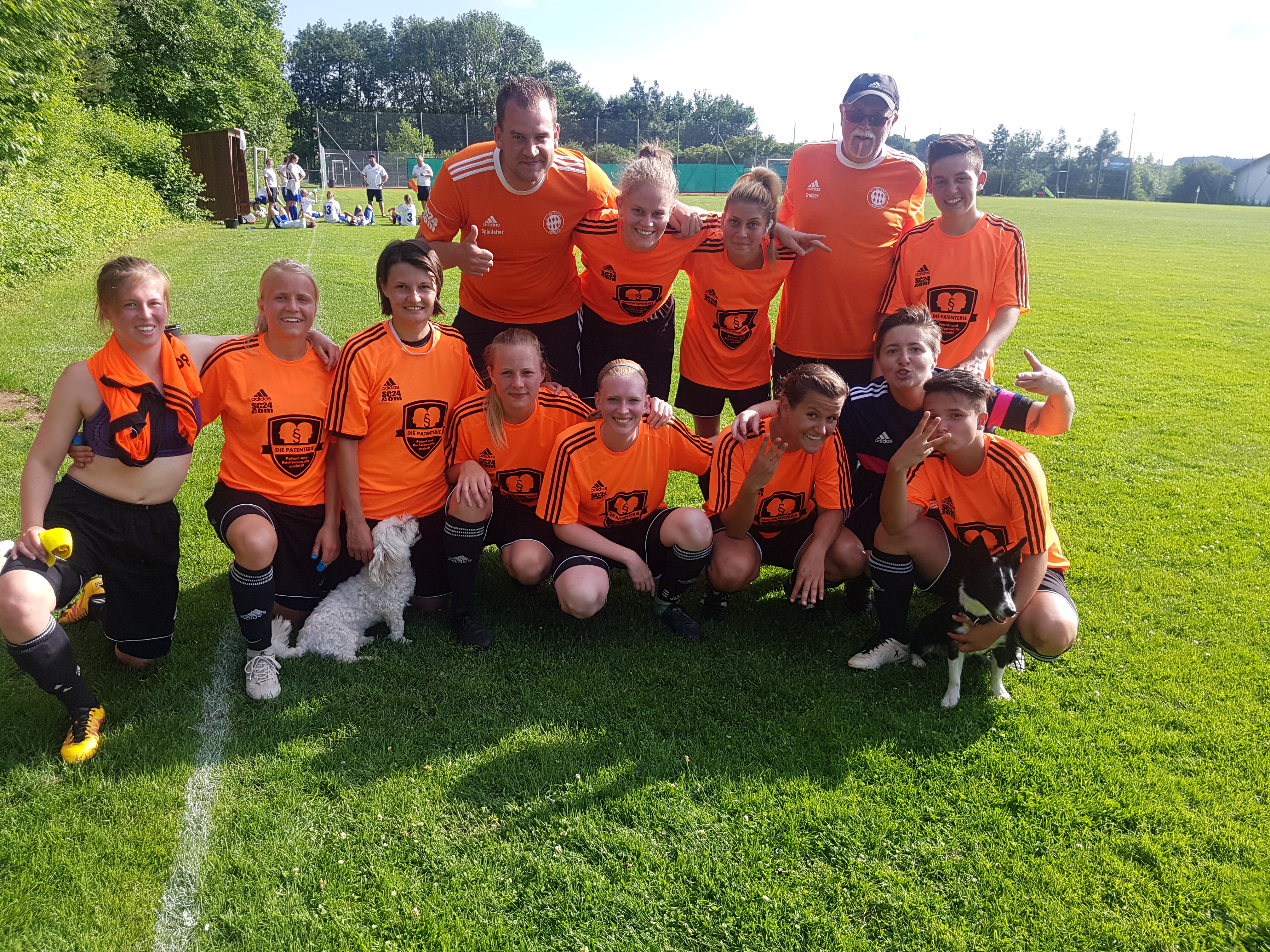 Die Frauen des FC Eintracht Bayreuth nach dem 6:4-Auswaertssieg beim SV Wernsdorf
