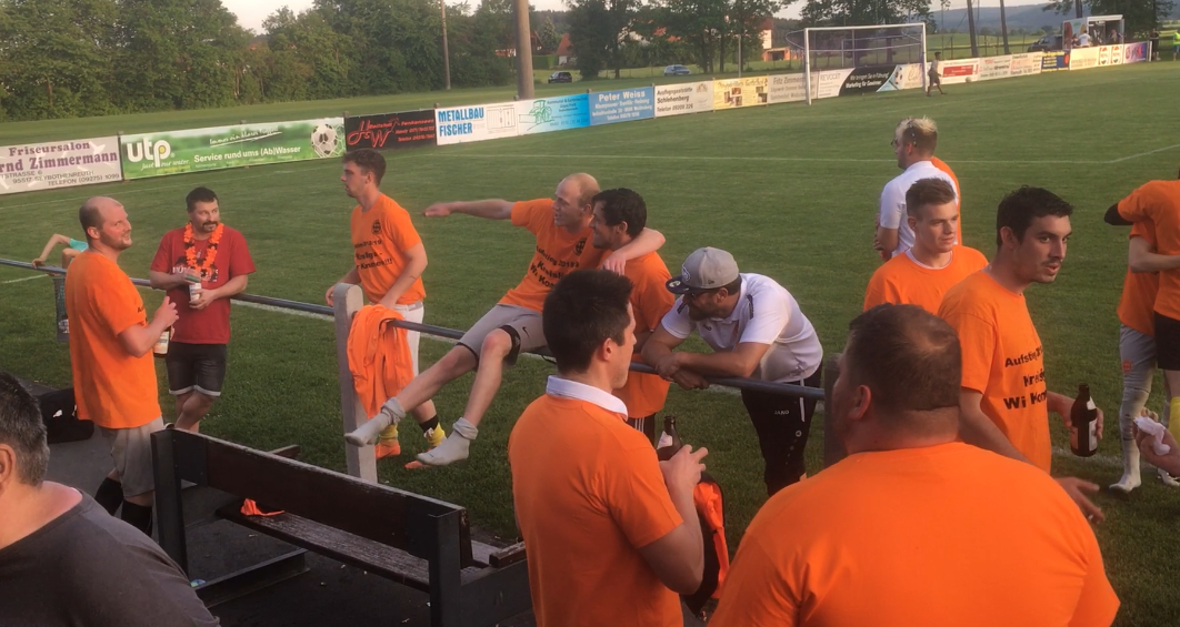 Ausgelassener Jubel nach dem Aufstieg in die Kreisliga