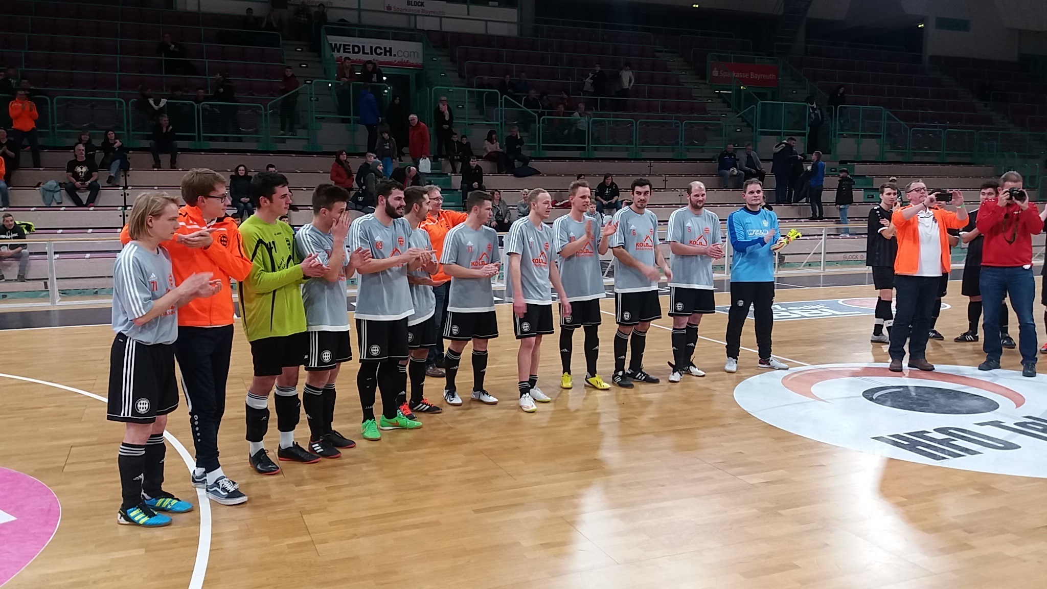 Jubel des FC Eintracht Bayreuth nach dem Gewinn der Hallenfußball-Stadtmeisterschaft 2019