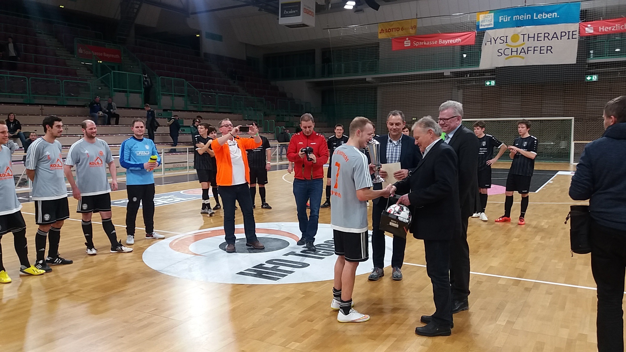 Daniel Heublein nimmt den Stadtmeister-Pokal entgegen
