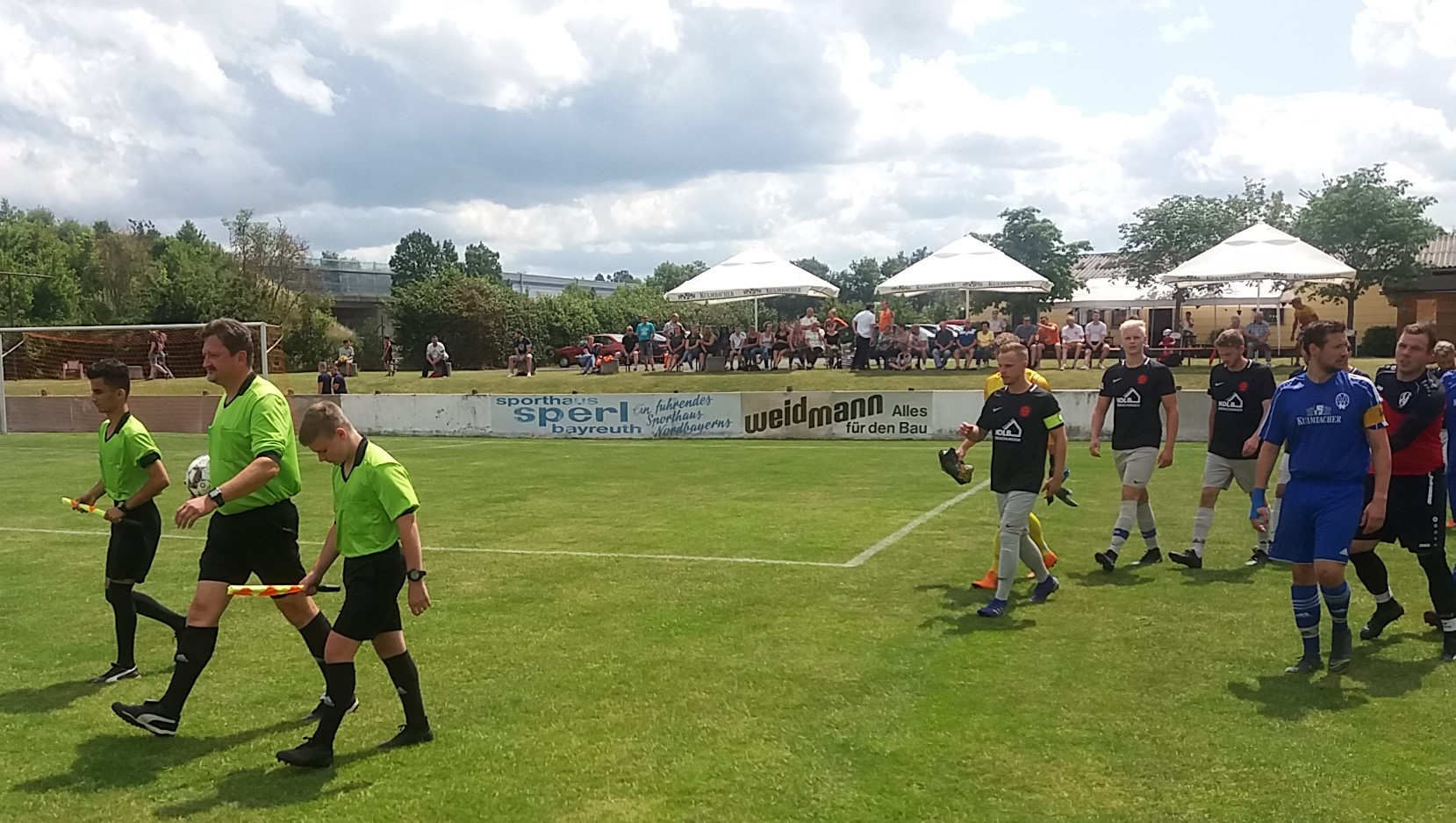 Kapitän Philipp Fiebig hatte die Ehre, erstmalig eine Kreisliga-Mannschaft auf die Obere Röth zu führen