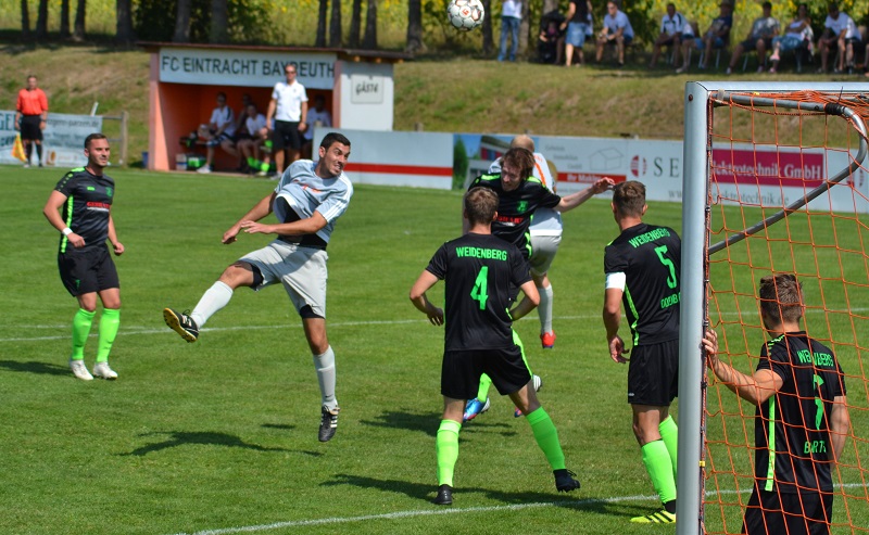 Szene aus dem Spiel des FC Eintracht Bayreuth gegen den SV Weidenberg bei großer Hitze