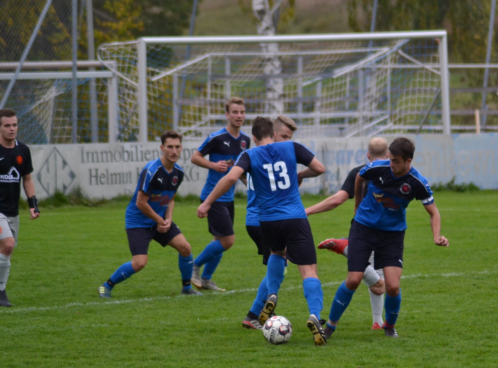 Fünf Blaue schirmen Daniel Heublein ab