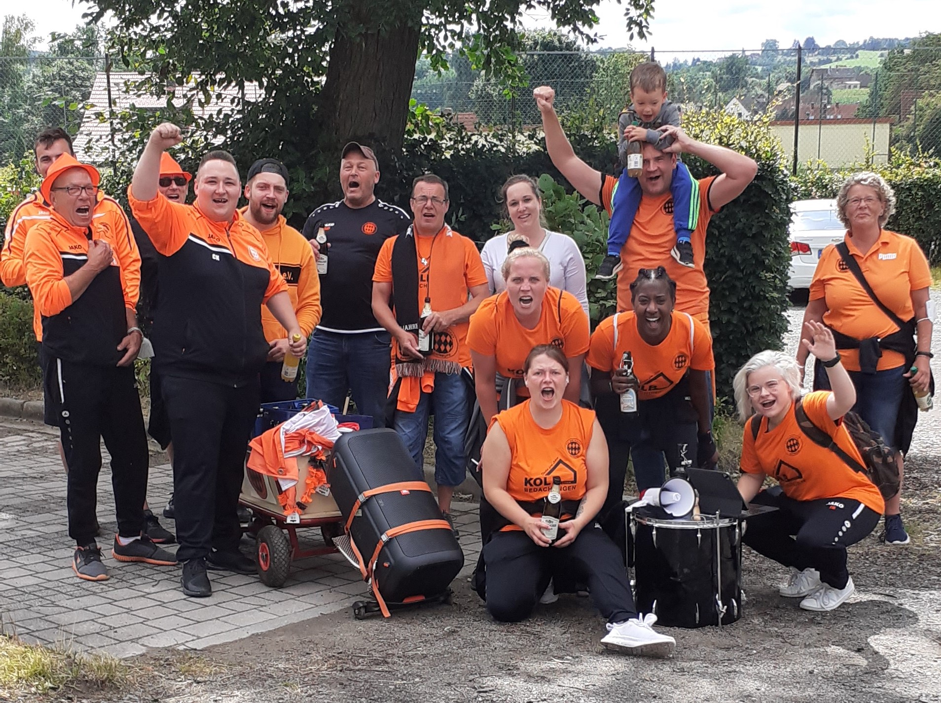 Die Wandergruppe „Alle in orange – Alle nach Kanz“