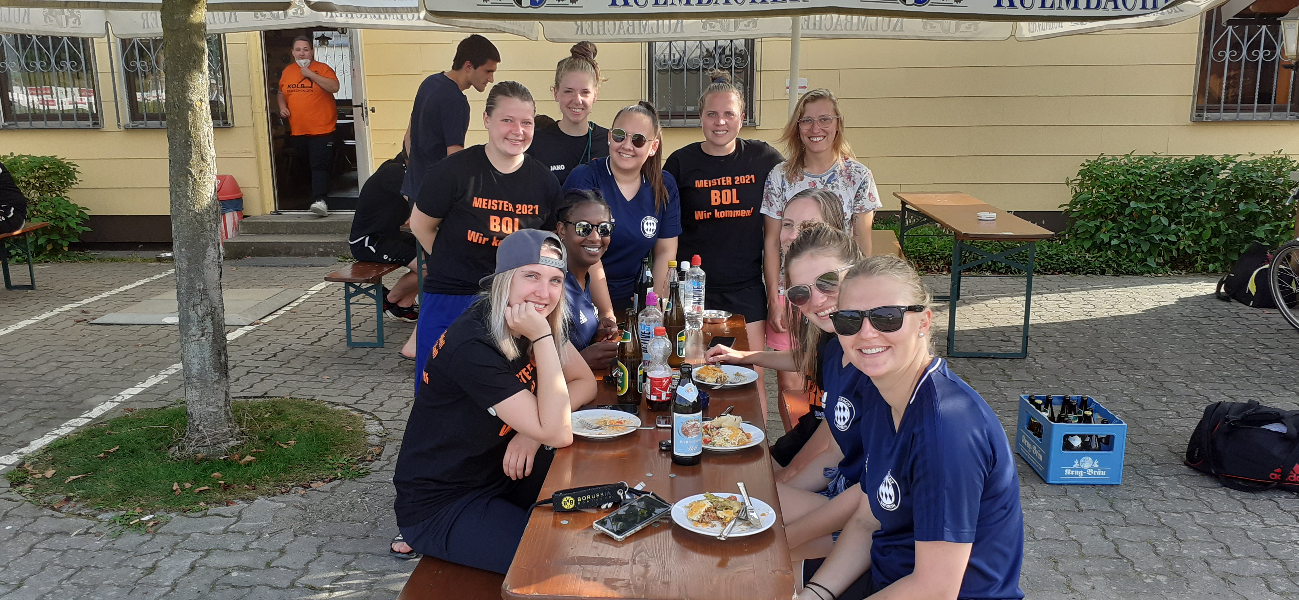 Gemeinsames Essen nach dem Testspiel vor dem Sportheim