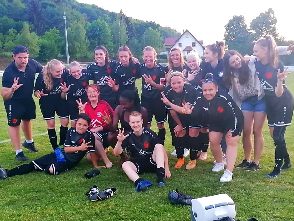 Trainer Alexander Tennstädt und die Frauen nach dem 5:1 beim SV Würgau