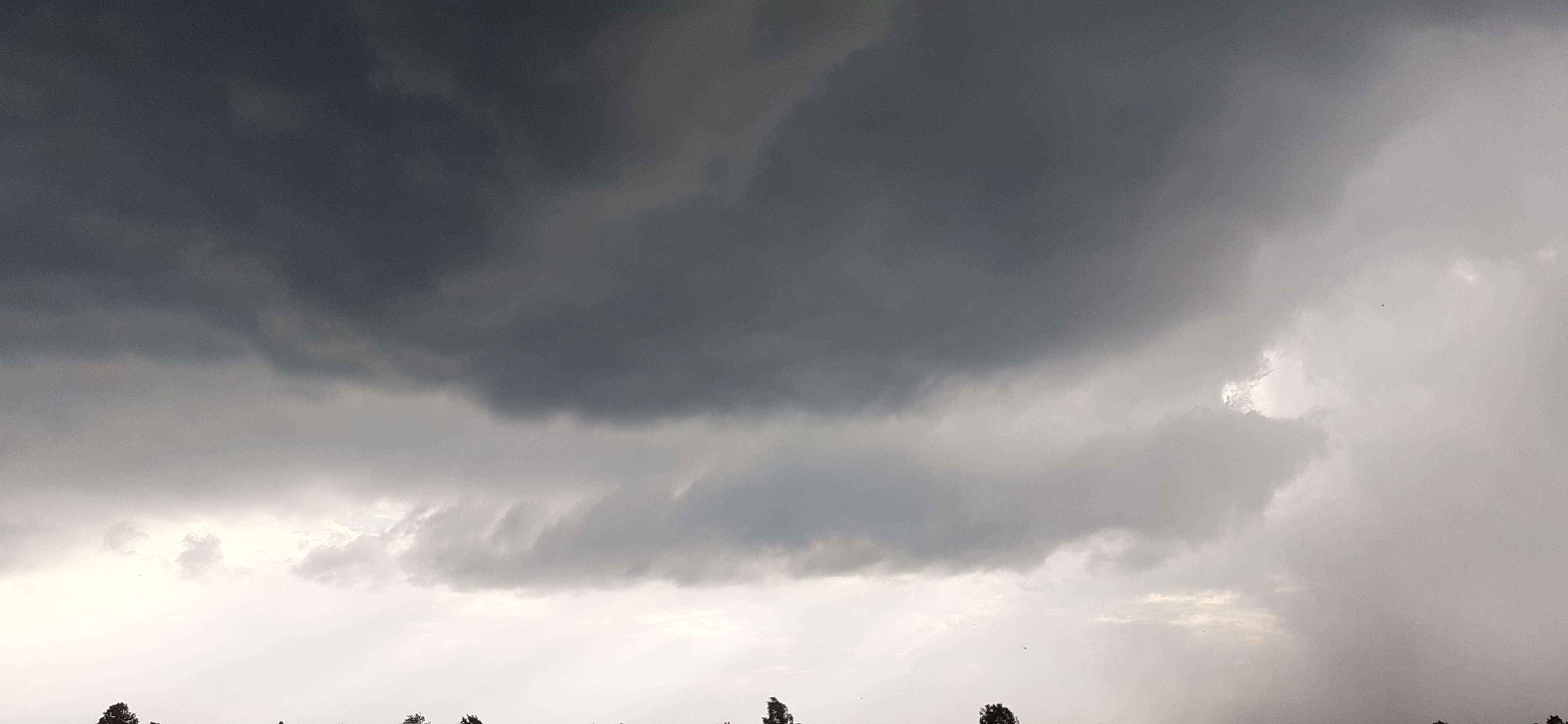 18:30 Uhr bei Anpfiff – der Himmel über Wadendorf