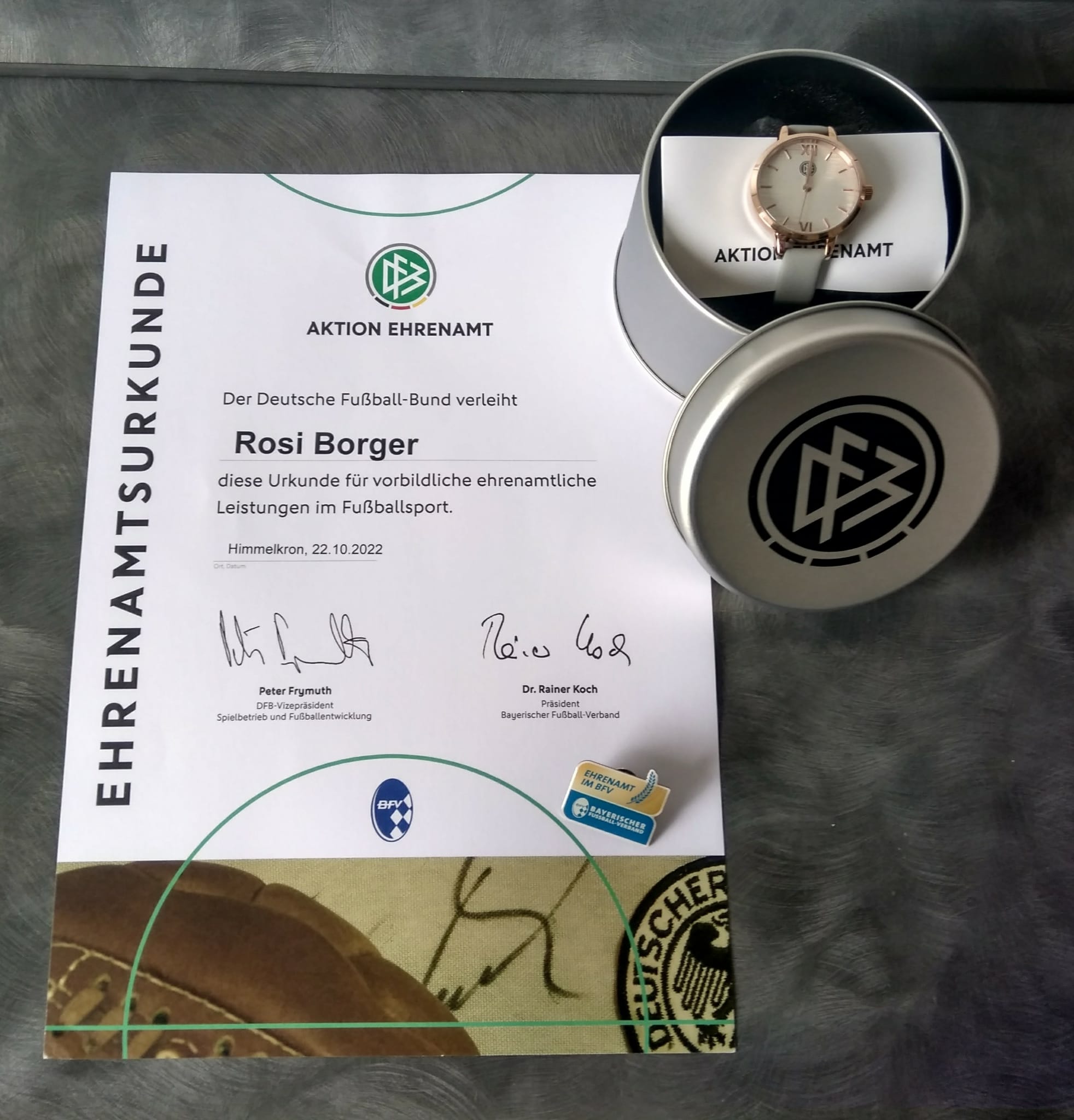 DFB-Ehrenamtsuhr mit Urkunde für Rosi Borger