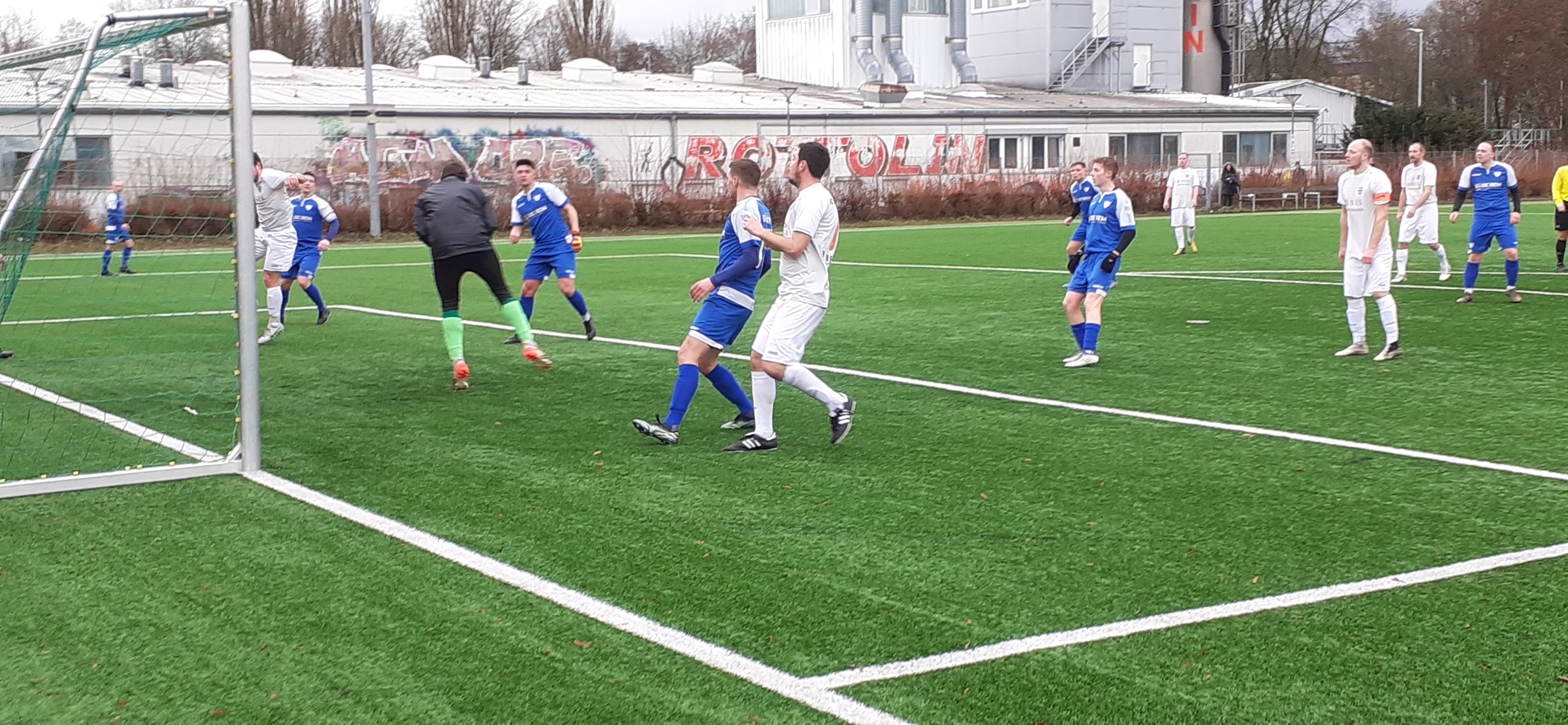 Vor der Pause wird Gäste-Hüter Martin Maier beschäftigt