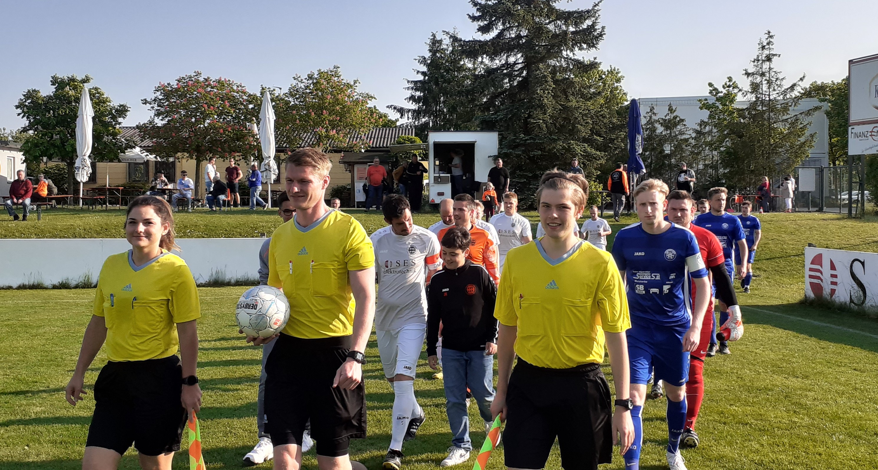 Dimitri Kossmann und Lars Schmidt führen ihre Teams auf den Rasen