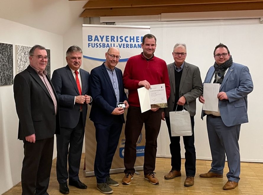 Sebastian „Basti“ Heyer bei der Übergabe der DFB-Uhr und Urkunde