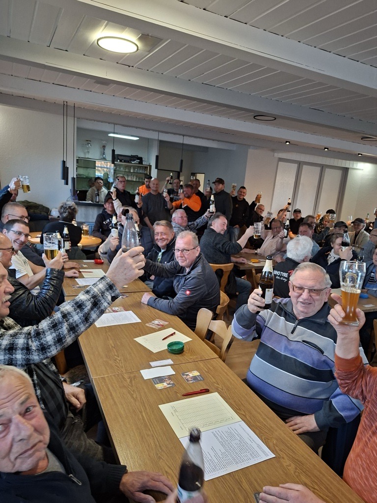 Teilnehmer beim Preisschafkopf am Gründonnerstag